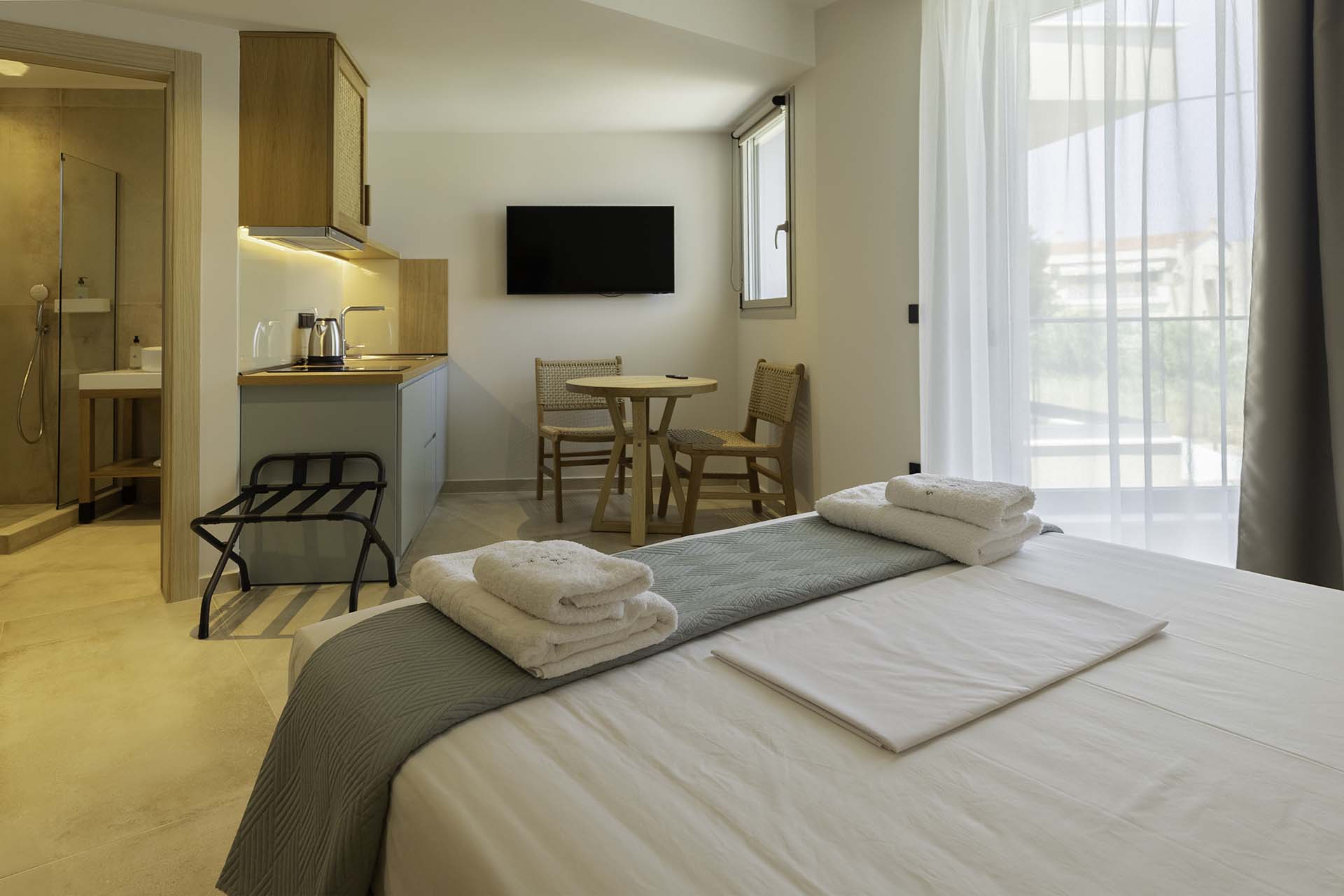 Superior Studio Bed Kitchen TV